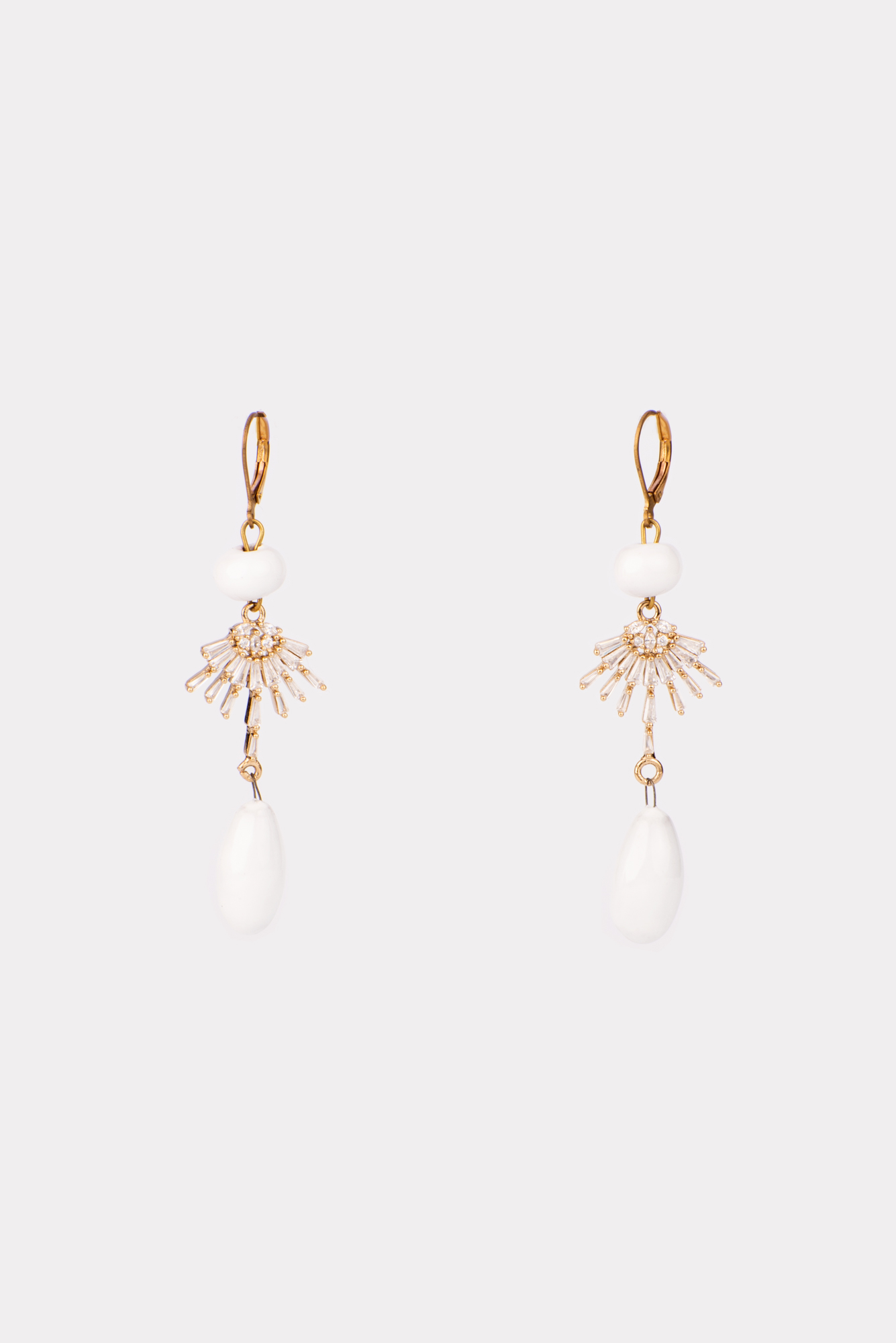 Orecchini a bottone con perla bianca con strass di cristallo con